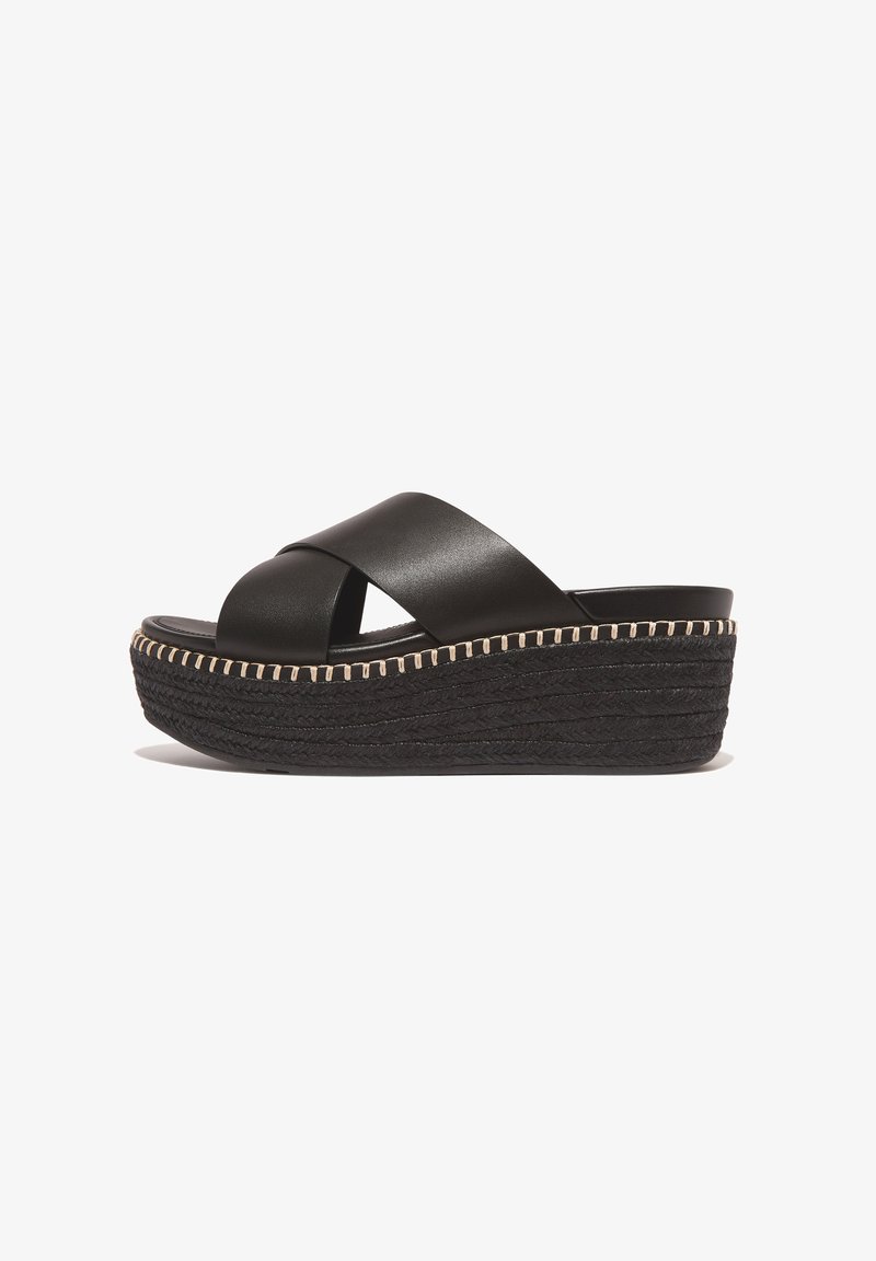 Schwarze Plateausandalen mit einer gewebten Roppsohle; verfügen über ein Kreuzbanddesign aus glattem Leder, das mit heller Naht verziert ist.