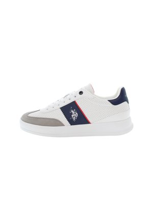 Zapatilla deportiva blanca con detalles en ante gris y una franja navy, que cuenta con paneles perforados y un logo en el lateral. La suela es blanca y plana.