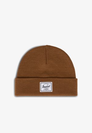 Bonnet en tricot marron avec un revers et une étiquette rectangulaire blanche avec du texte noir. La texture du tissu semble côtelée et douce.