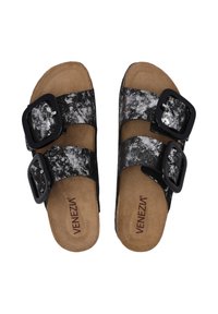 Zwarte en zilveren gemarmerde slide-sandalen met twee verstelbare bandjes en vierkante gespen, met een bruine textuur voetbed.