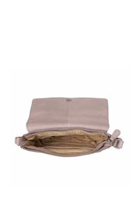 Borsa a mano in pelle rosa chiaro con chiusura a patta, dotata di una tasca interna con zip e fodera beige. Tracolla regolabile, texture liscia.