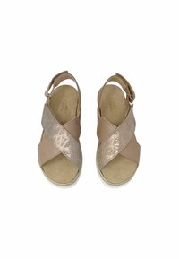 Sandaletti in pelle rosa con design a cinturino incrociato, dettagli testurizzati, soletta imbottita e un lieve tacco a cuneo. Apertura sul retro con chiusura a cinturino.