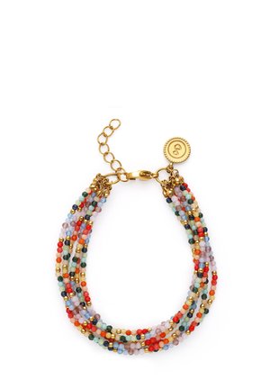 Pulsera de varias hebras con pequeñas cuentas redondas en rojo, azul, verde, negro y dorado, con un cierre dorado y un colgante redondo con símbolo grabado.