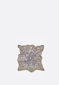 Pañuelo cuadrado con un patrón floral en tonos naranja, azul y verde. Hecho de un tejido ligero con un borde con flecos y una superficie texturizada.