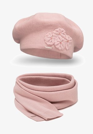 Halvány rózsaszín kötött baret, hímzett virágdíszekkel; hozzáillő puha rózsaszín sál sima textúrával és finom bordázott részletekkel.