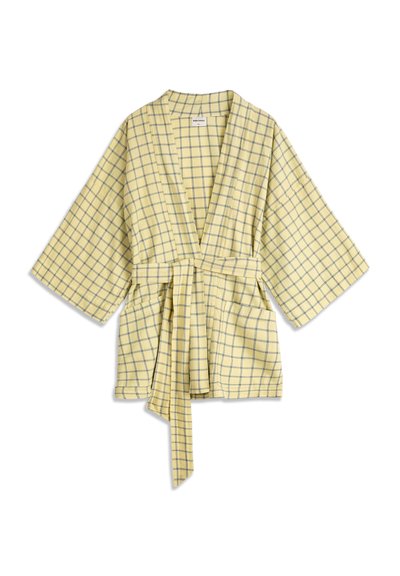 Veste de style kimono à carreaux jaunes, manches larges, poches avant et ceinture assortie à nouer à la taille.