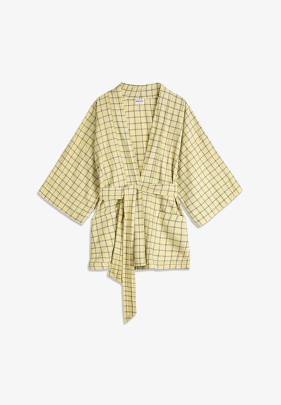 Veste de style kimono à carreaux jaunes, manches larges, poches avant et ceinture assortie à nouer à la taille.