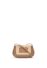 Sac à main en cuir tan avec un devant en suede beige doux, de forme courbée, courroie ajustable et un détail en patch rectangulaire sur le rabat.