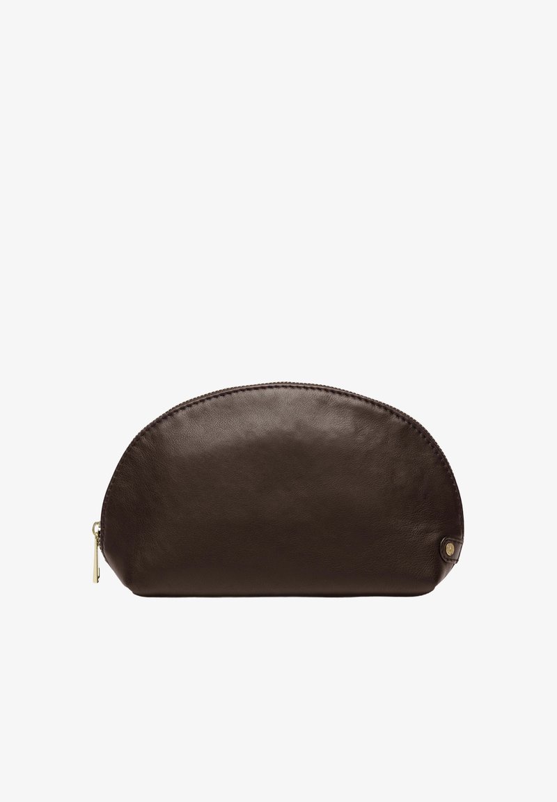 Hnědá kožená taška s zaobleným, půlměsíčkovým tvarem. Obsahuje zipový uzávěr a malé mosazné kovové detaily. Hladký povrch.