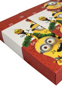 Calendario dell'Avvento con design dei Minions, confezione rossa e bianca, 24 porte numerate e accenti decorativi verdi con motivi festivi.