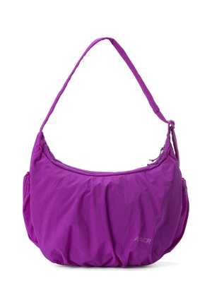 Lila Stoff-Schultertasche mit verstellbarem Riemen, gerafftem Boden, Seitentaschen und kleinem Logo auf der Vorderseite.