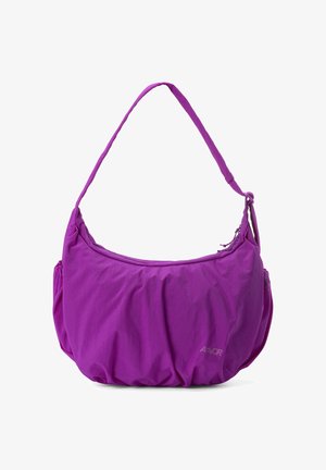 Sac d'épaule en tissu violet avec sangle ajustable, fond froncé, poches latérales et petit logo sur le devant.