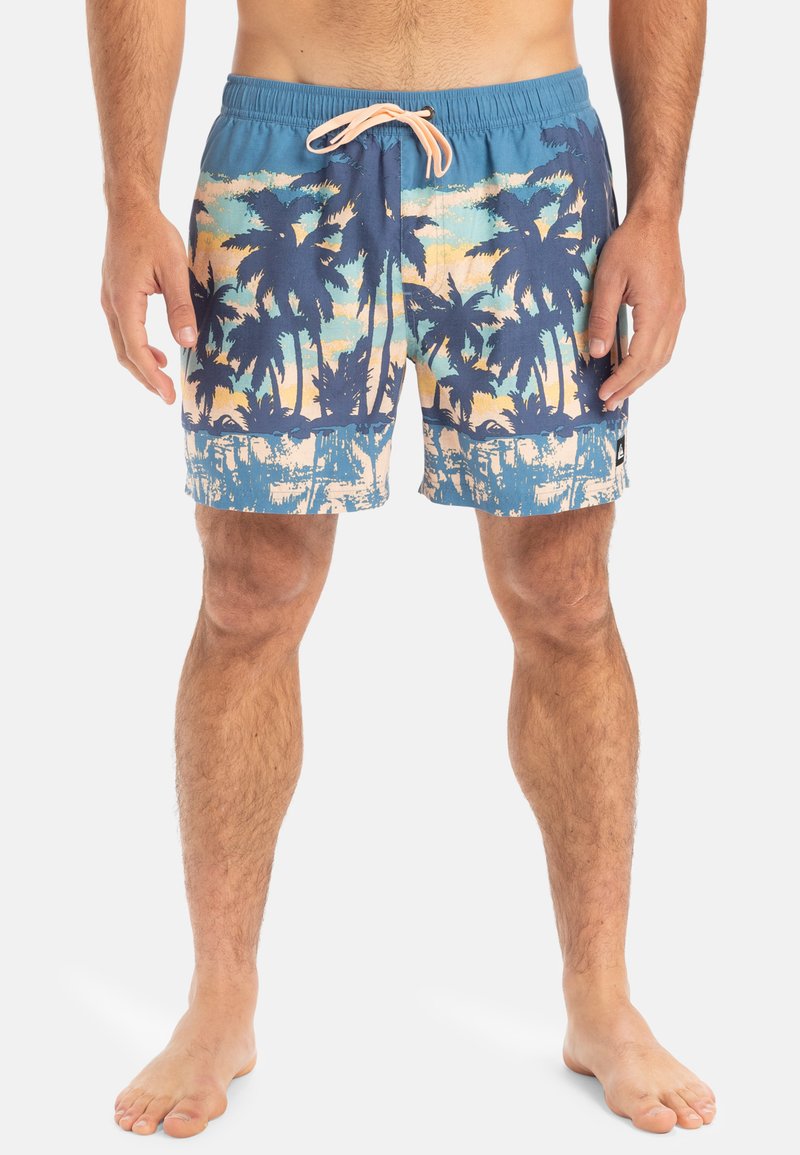 Blaue Badeshorts mit einem Palmenbaum-Design, ausgestattet mit einem elastischen Bund und Kordelzug. Das Design beinhaltet komplementäre Farbverläufe.
