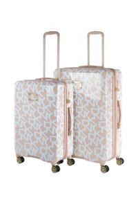 Dos maletas con ruedas de color rosa claro, con un patrón de logotipos blancos, detalles en dorado, carcasa rígida y cuatro ruedas para facilitar su movilidad.