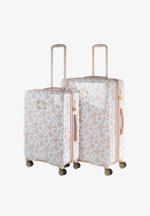 Dos maletas con ruedas de color rosa claro, con un patrón de logotipos blancos, detalles en dorado, carcasa rígida y cuatro ruedas para facilitar su movilidad.