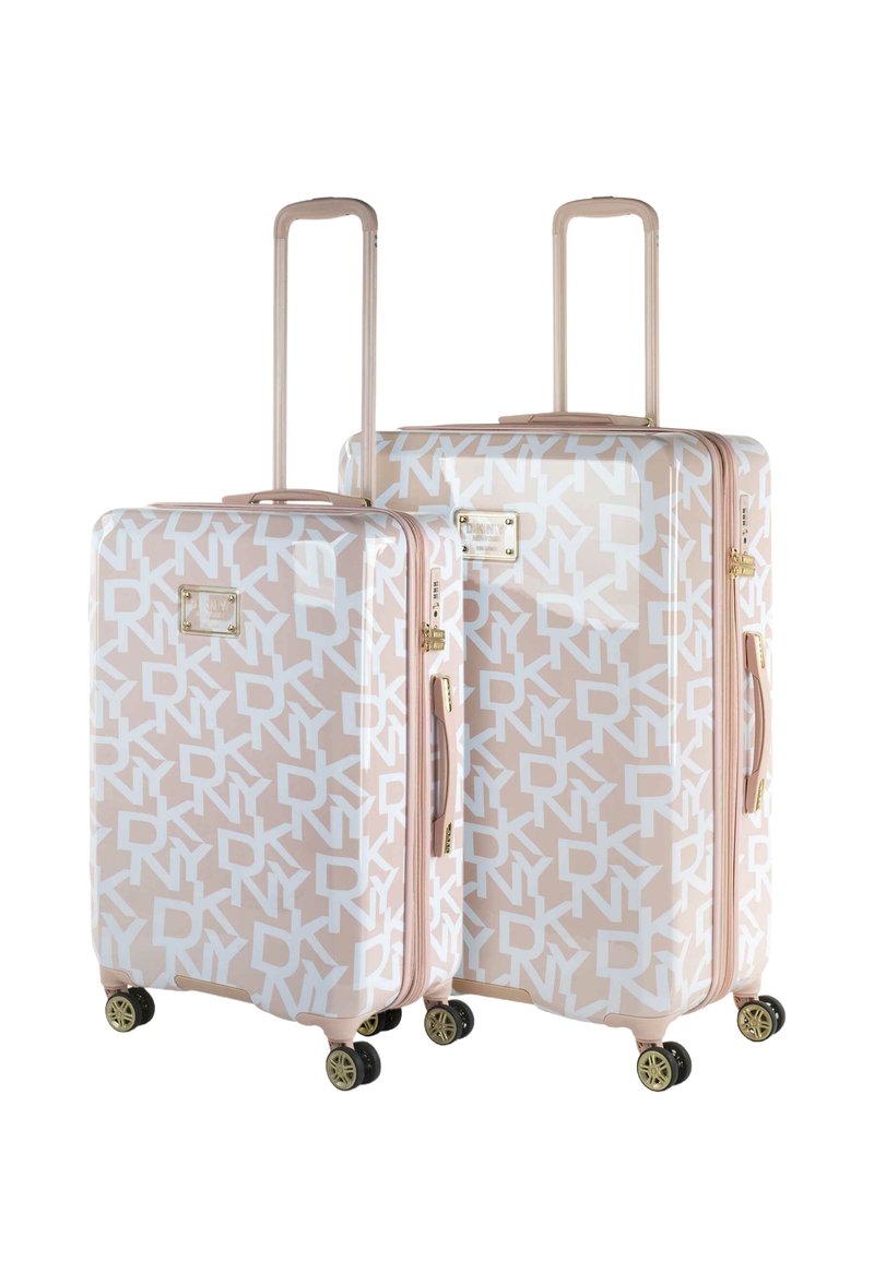 Dos maletas con ruedas de color rosa claro, con un patrón de logotipos blancos, detalles en dorado, carcasa rígida y cuatro ruedas para facilitar su movilidad.