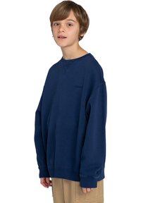 Felpa blu navy dallo stile casual, con collo rotondo e polsini a costine. Presenta un logo discreto sul petto e una texture del tessuto morbida.