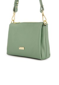 Grüne Lederhandtasche mit strukturiertem Finish, ausgestattet mit einem goldfarbenen Verschluss und abnehmbarem Tragegurt. Kompakte rechteckige Form.