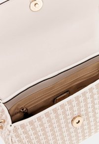 Borsa beige intrecciata con chiusura a scatto dorata, fodera bianca e tasca interna con zip. Esterno testurizzato e rifinitura interna liscia.