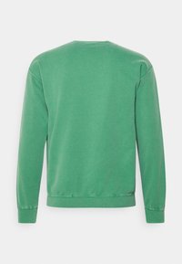 Zelená mikina se širokým výstřihem, dlouhými rukávy a žebrovanými manžetami. Hladká textura bez viditelných vzorů nebo ozdob.