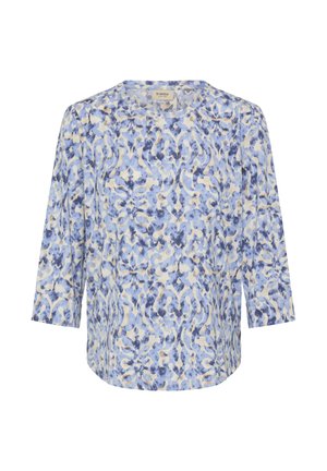 Blusa ligera con un patrón floral en azul y crema, que presenta un cuello redondo y mangas tres cuartos. Tela suave y fluida con un ajuste holgado.