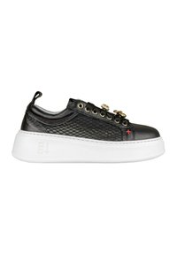 Sneaker nera con una tomaia in mesh testurizzato, lacci piatti, occhielli dorati, hardware decorativo e una spessa suola piatta bianca.