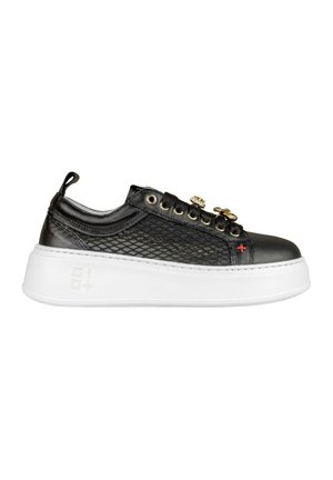 Sneaker nera con una tomaia in mesh testurizzato, lacci piatti, occhielli dorati, hardware decorativo e una spessa suola piatta bianca.