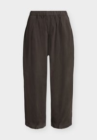 Χαλαρά καφέ σκούρα παντελόνια με ελαστική μέση και πλαϊνές τσέπες, απλωμένα επίπεδα σε λευκό φόντο.