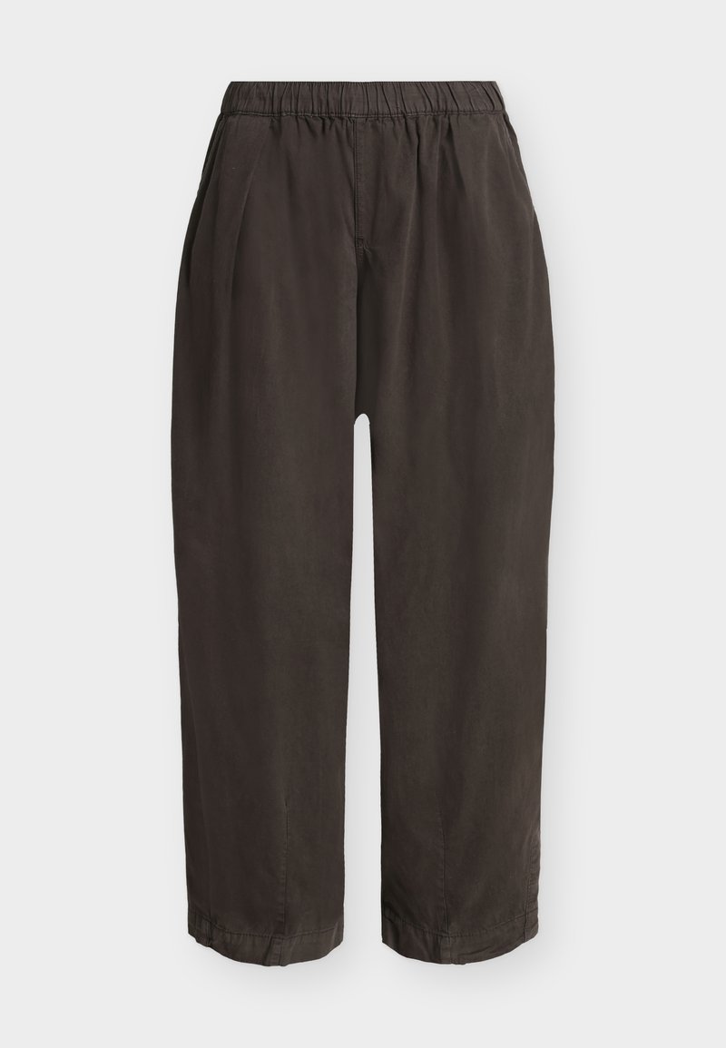 Pantaloni maro închis, lejeri, cu talie elastică și buzunare laterale, așezați pe o suprafață albă.