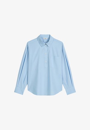 Jasnoniebieska koszula z długim rękawem wykonana z bawełny. Posiada kołnierzyk, zaszewkę z przodu zapinaną na guziki oraz pojedynczą kieszeń na piersi. Miękka w dotyku, o luźnym kroju.