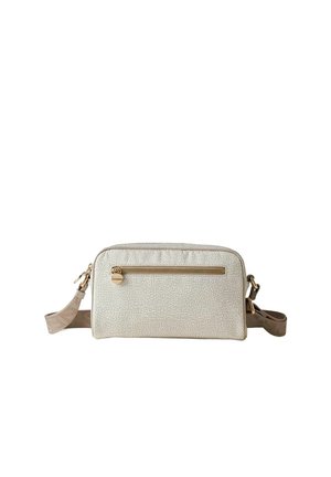 Beżowa, teksturowana torba na ramię z przednią kieszenią zapinaną na złoty zamek i regulowanym paskiem na białym tle.