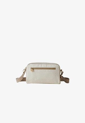 Beige strukturierte Umhängetasche mit goldenem Reißverschlussfach vorne und verstellbarem Riemen vor weißem Hintergrund.