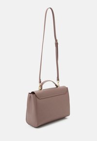 Sac à main en simili cuir marron avec une forme structurée, une anse supérieure et une bandoulière réglable. Présente des accents en métal doré.