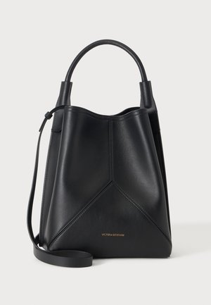 Sac à main en cuir noir avec poignées supérieures et bandoulière détachable, présentant un design géométrique structuré et un petit logo de marque doré.