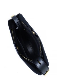 Geantă de mână din piele neagră, cu un fermoar și accesorii aurii, formă structurată, două compartimente interne și o curea detașabilă.