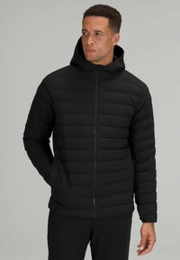 Schwarze Steppjacke mit Kapuze, mit horizontalem Steppmuster, Frontreißverschluss und elastischen Bündchen, aus leichtem, wasserabweisendem Material.