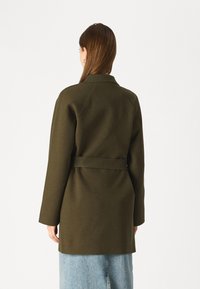 VILA VIJUICE BELT JACKET - Klasický kabát - four leaf clover