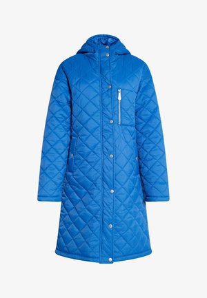Manteau long bleu matelassé avec une capuche, offrant une poche zippée sur la poitrine, des boutons-pression et des poches latérales, fabriqué en tissu brillant.