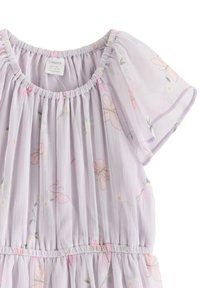 Robe lilas à imprimé floral, dotée d'un décolleté froncé, de manches courtes et d'une jupe plissée. Fabriquée en matériau léger.