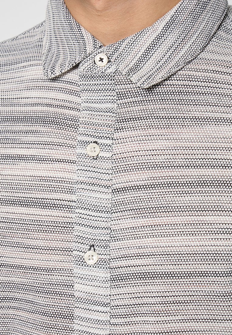 Hemd mit Knopfverschluss und Kragen, versehen mit horizontalen schwarzen, weißen und grauen Streifen, aus einem strukturierten Gewebe gefertigt, mit zwei Knöpfen vorne.