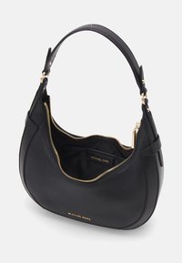 Mustavartoinen, epätahtinen nahkalaukku, jossa on kaareva muoto, kultainen vetoketju ja korostukset sekä sisäisesti tuettu etiketti. Varustettu yhdellä yläkahvalla.