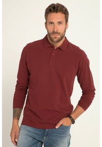 Bordeaux langemouw polo shirt met een kraag en een drieknopenlijst, gemaakt van zachte stof, gecombineerd met blauwe spijkerbroek.