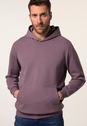 Felpa di cotone viola con tasca a marsupio, cappuccio con cordino e polsini a coste. Indossata con jeans blu, che mettono in mostra un design casual.