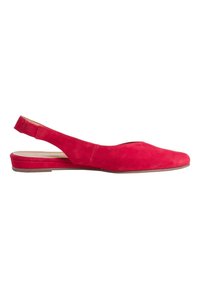 Czerwone zamszowe buty typu slingback na płaskiej podeszwie z okrągłym noskiem, niskim obcasem oraz wycięciem przy wierzchu stopy, co zapewnia wentylację i komfort noszenia.