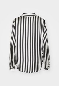 Svart och vit vertikalt randig långärmad skjorta med krage, visad bakifrån på en vit bakgrund.