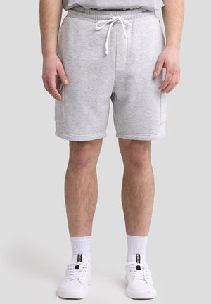 Pantaloni corti in cotone grigio con vita elastica, lacci regolabili e tasche laterali. Le caratteristiche principali includono gambe dritte e una consistenza morbida.