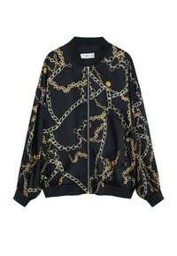 Chaqueta bomber negra con patrón de cadena dorada, cierre frontal con cremallera, puños y dobladillo acanalados. Está hecha de un tejido ligero con una textura suave.