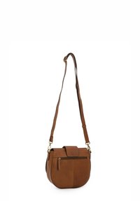 Brun læder crossbody taske med et rundt design, trykknaplukning, justerbar strop og en lynlåslomme på bagsiden.