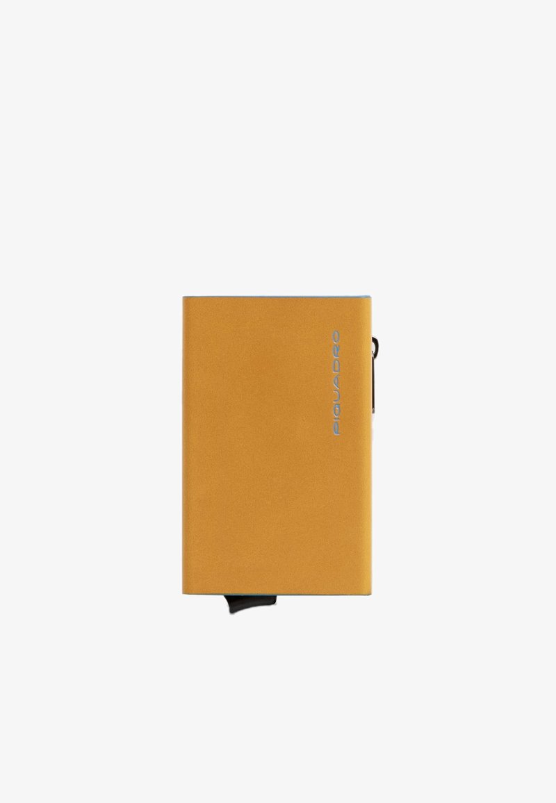 Portafoglio arancione compatto con una texture liscia e una finitura metallica, caratterizzato da un logo blu sulla parte anteriore e da una linguetta laterale.