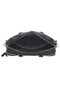 Borsa in pelle nera con un ampio interno, chiusura con zip e dettagli in argento. Presenta una superficie testurizzata e doppi manici.